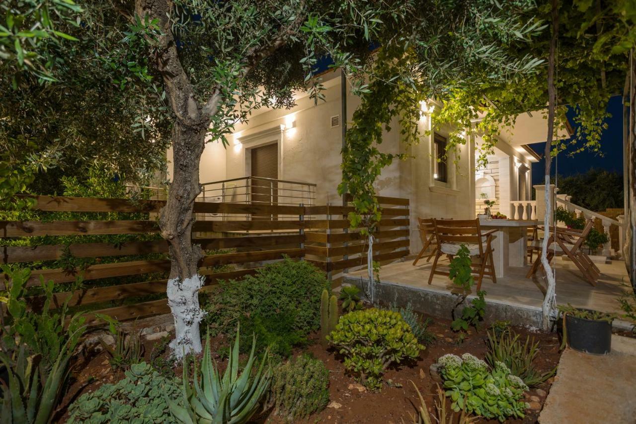 Villa Serenity Agia Marina  エクステリア 写真